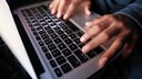 Hacker tippt auf Tastatur