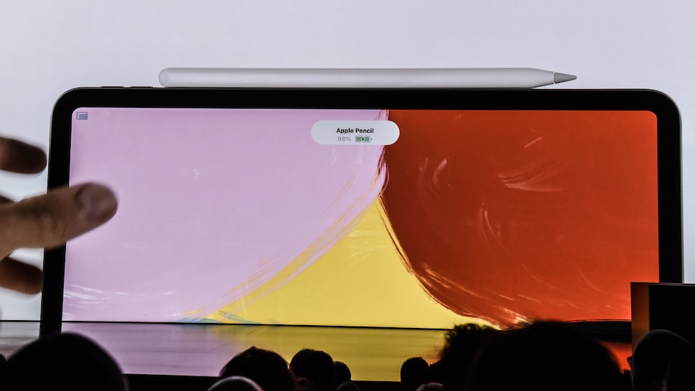 Apple Pencil lädt an iPad Pro