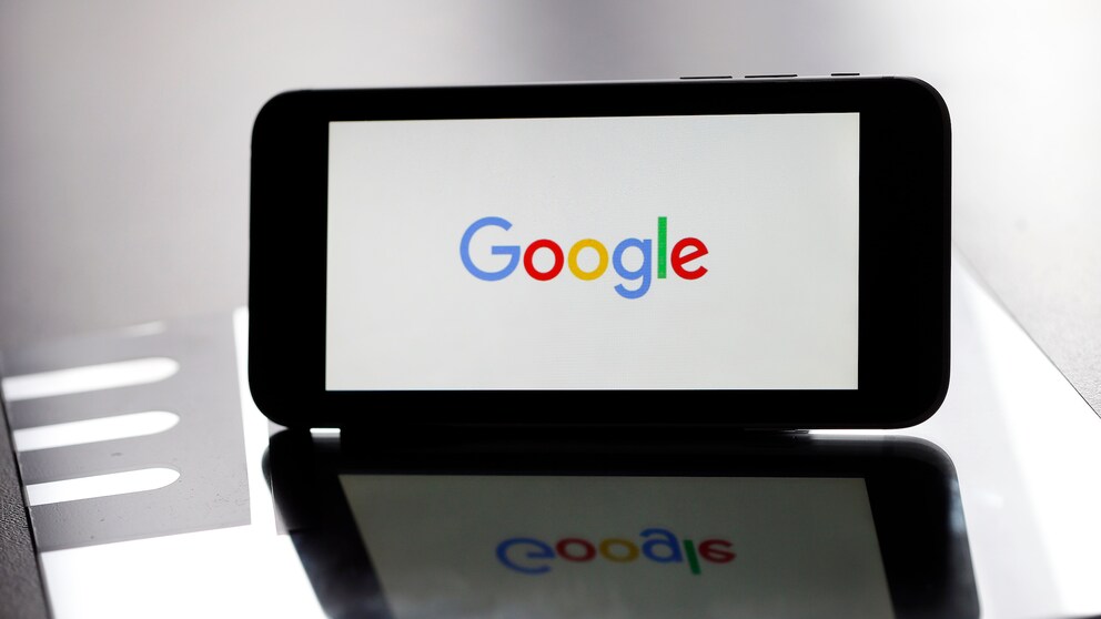 Smartphone mit dem Google-Logo
