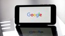 Smartphone mit dem Google-Logo