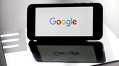 Smartphone mit dem Google-Logo