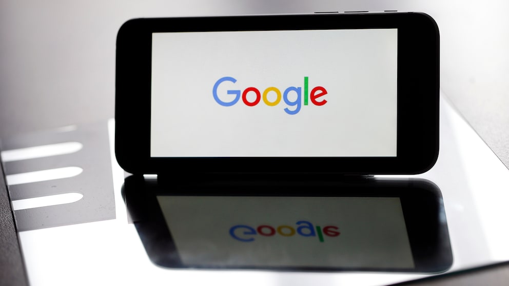 Smartphone mit dem Google-Logo