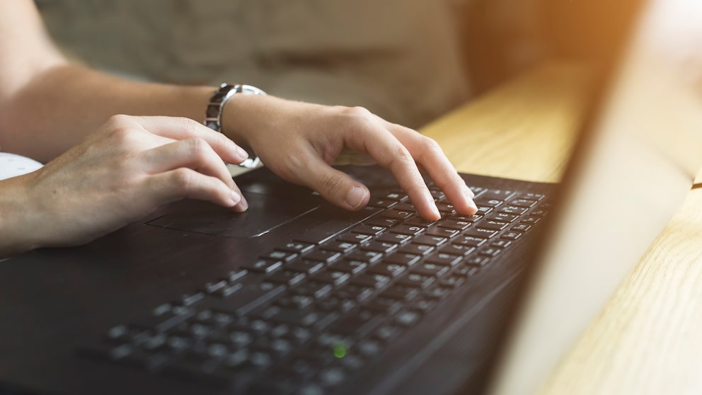 Arbeiten an einem Laptop