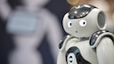Roboter guckt erschrocken