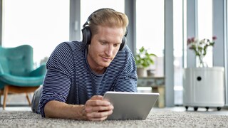 Ein Mann schaut sich ein Video auf dem iPad an