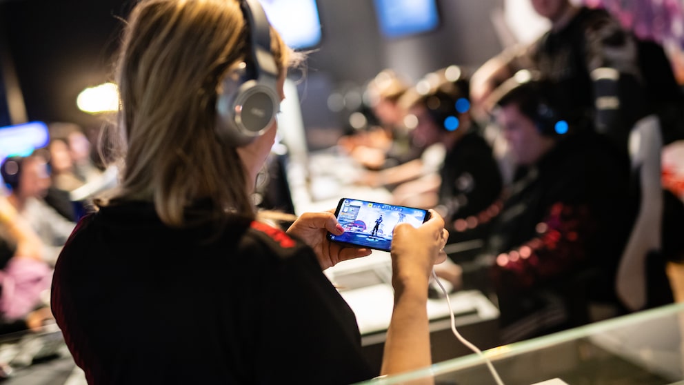 Frau spielt mit Smartphone auf DreamHack Leipzig