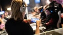 Frau spielt mit Smartphone auf DreamHack Leipzig