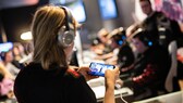 Frau spielt mit Smartphone auf DreamHack Leipzig