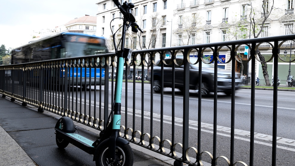 E-Scooter an Geländer in Madrid