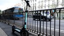 E-Scooter an Geländer in Madrid
