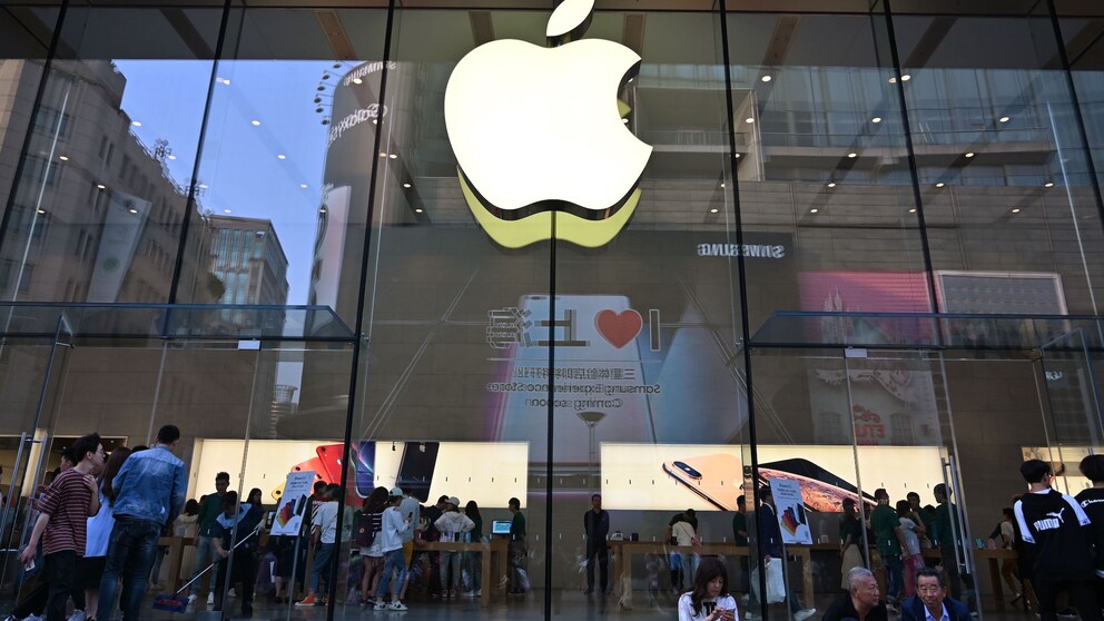 Menschen vor einem Apple-Store
