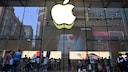 Menschen vor einem Apple-Store