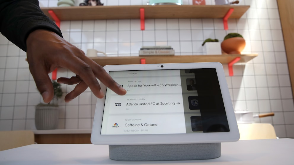 Googles Hardware-Chef Rick Osterloh stellt den smarten Lautsprecher Nest Hub Max vor. Er ist mit Display und Kamera ausgestattet und kann die Anzeige daran anpassen, wer gerade vor ihm steht.