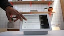 Googles Hardware-Chef Rick Osterloh stellt den smarten Lautsprecher Nest Hub Max vor. Er ist mit Display und Kamera ausgestattet und kann die Anzeige daran anpassen, wer gerade vor ihm steht.
