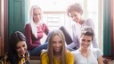 Frauen streamen einen Film