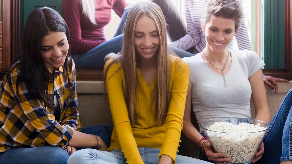 Frauen streamen einen Film