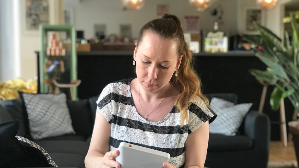 TECHBOOK-Redakteurin Rita mit dem Echo Show 5