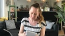 TECHBOOK-Redakteurin Rita mit dem Echo Show 5