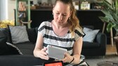 TECHBOOK-Redakteurin Rita mit dem Echo Show 5