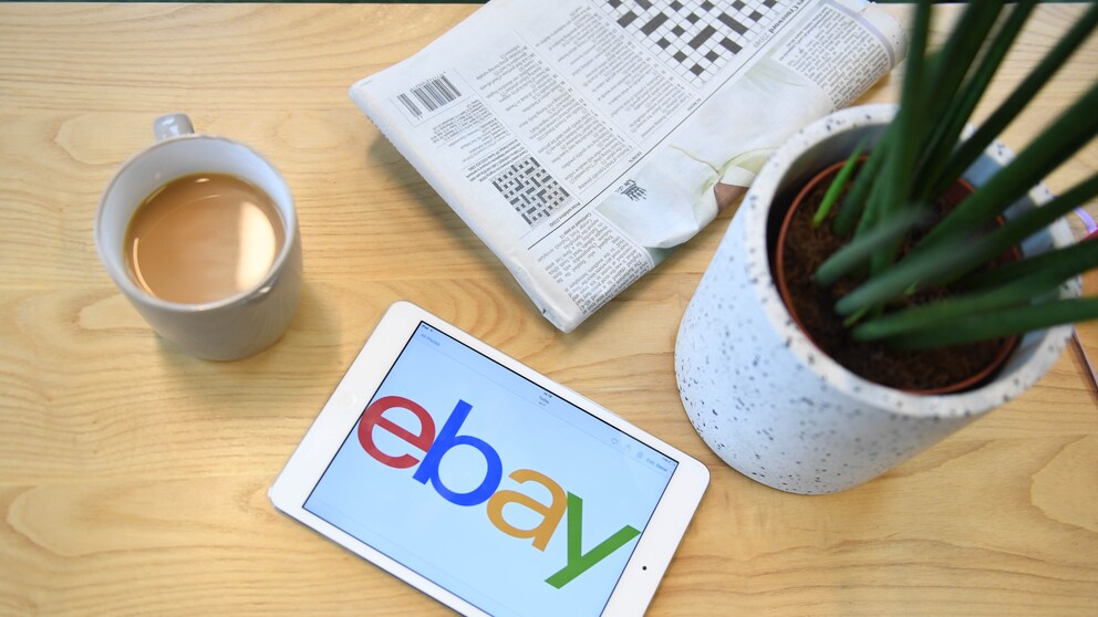 Ebay-Logo auf einem Tablet auf dem Tisch