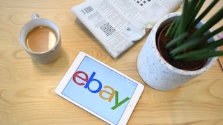 Ebay-Logo auf einem Tablet auf dem Tisch