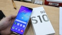 Samsung Galaxy S10 5G mit Verpackung auf einem Tisch.