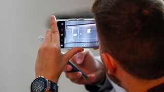 Die Frontkamera befindet sich hinter dem Display