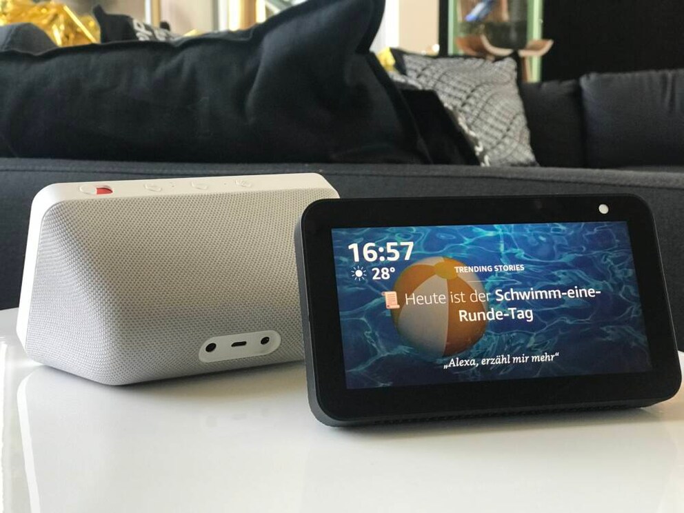 Echo Show 5 in der farbe Schwarz und Weiß auf einem Tisch