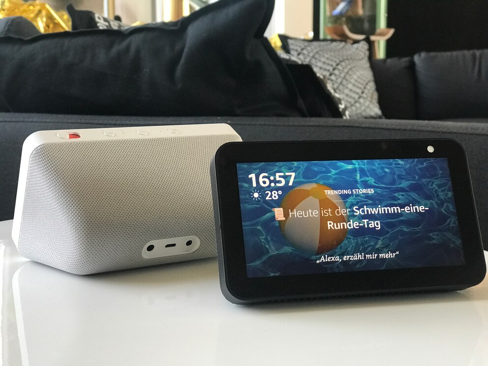 Echo Show 5 in der farbe Schwarz und Weiß auf einem Tisch