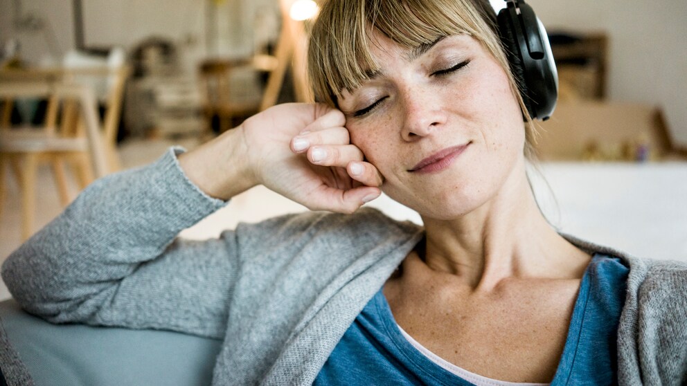 Frau mit Noise Cancelling Kopfhörer