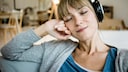 Frau mit Noise Cancelling Kopfhörer