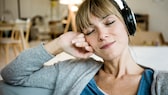 Frau mit Noise Cancelling Kopfhörer