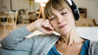 Frau mit Noise Cancelling Kopfhörer