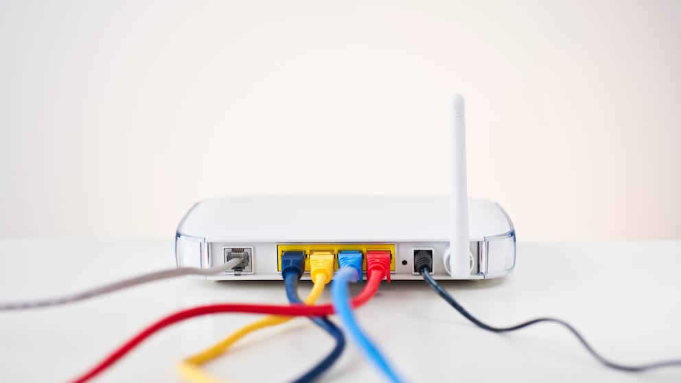 Weißer DSL-Router mit bunten Kabeln