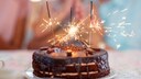 WhatsApp Geburtstagsgrüße: Schokotorte mit drei brennenden Wunderkerzen