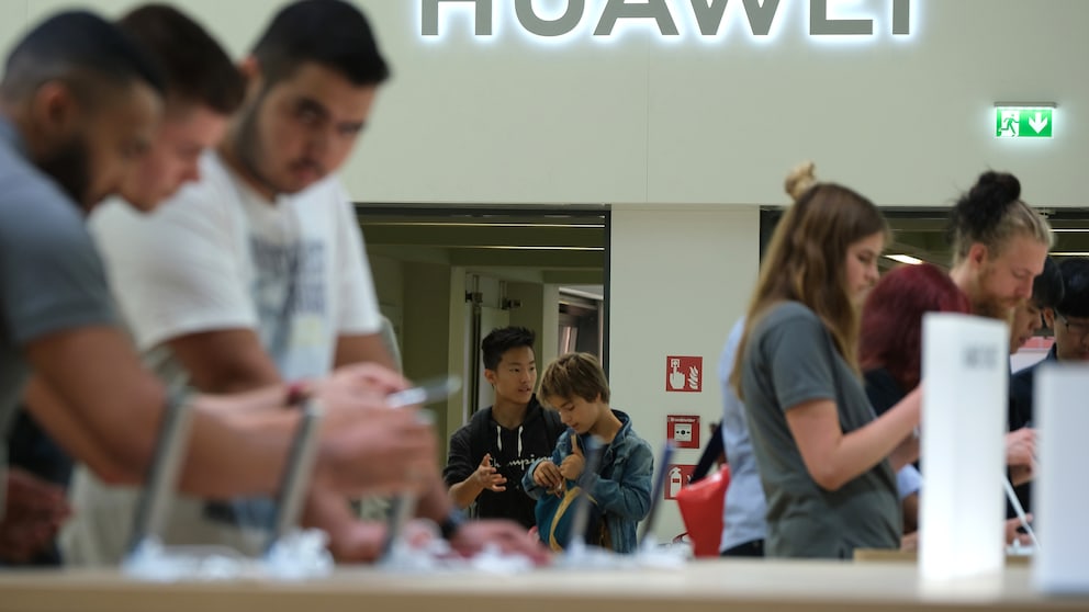 IFA-Besucher am Messestand von Huawei