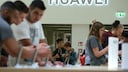 IFA-Besucher am Messestand von Huawei
