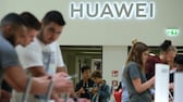 IFA-Besucher am Messestand von Huawei