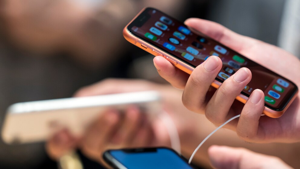 Nutzer halten verschiedene iPhones in der Hand