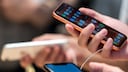 Nutzer halten verschiedene iPhones in der Hand