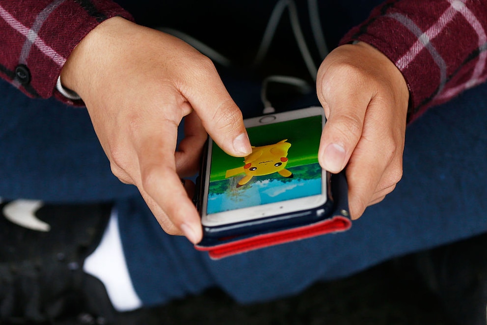 Die Spiele-App Pokémon Go mit Pikachu auf einem Smartphone