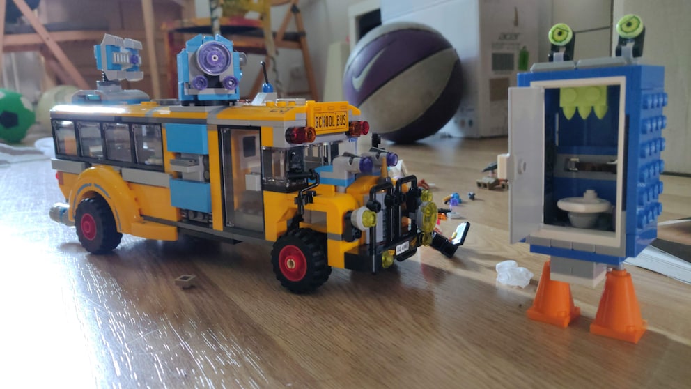 Lego: Hidden Side Bus mit Monster-Toilettenhäuschen