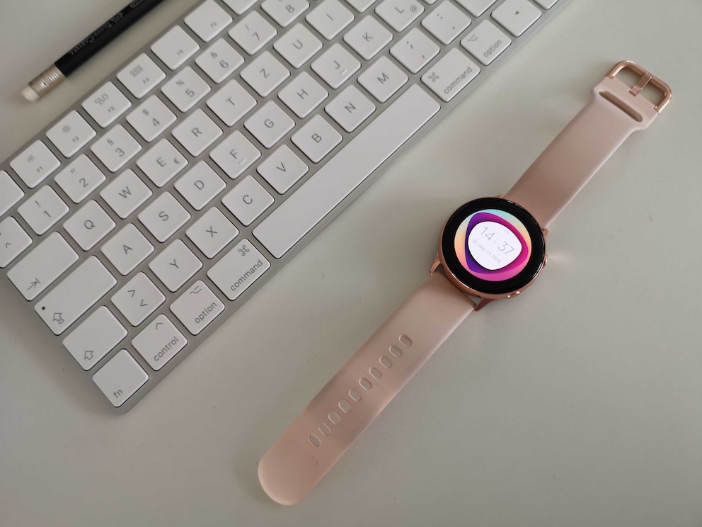 Samsung Galaxy Watch Active auf Schreibtisch