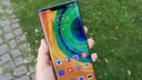 Das Huawei Mate 30 Pro in der Hand gehalten