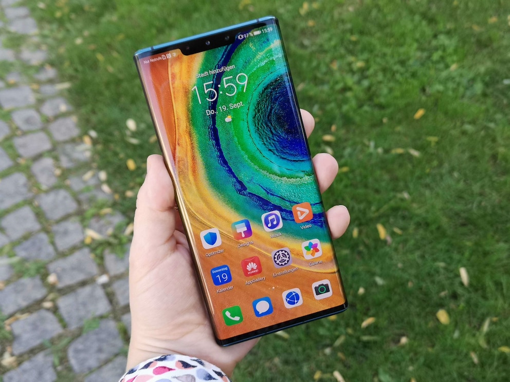 Das Huawei Mate 30 Pro in der Hand gehalten