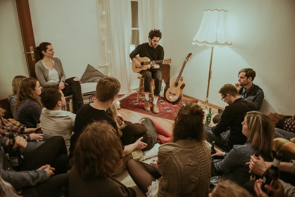 Der Musiker Matteo Capreoli bei einem Wohnzimmerkonzert