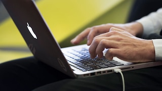 Apple Tastenkombinationen: aufgeklapptes macBook, an dem jemand arbeitet