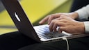 Apple Tastenkombinationen: aufgeklapptes macBook, an dem jemand arbeitet