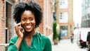Frau telefoniert unterwegs mit dem Smartphone