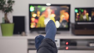 Mann schaut Fernsehen